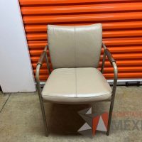 Lote 007 - Silla fija, asiento y respaldo de piel color café