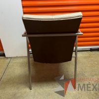 Lote 007 - Silla fija, asiento y respaldo de piel color café - Imagen 3
