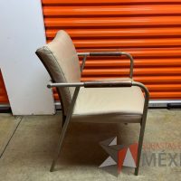 Lote 007 - Silla fija, asiento y respaldo de piel color café - Imagen 5