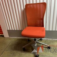 Lote 009 - Silla operativa con ruedas, respaldo en malla y asiento en tela color naranja - Imagen 2