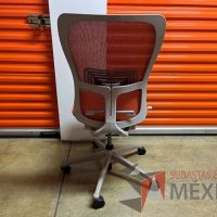 Lote 009 - Silla operativa con ruedas, respaldo en malla y asiento en tela color naranja - Imagen 5