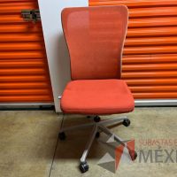 Lote 009 - Silla operativa con ruedas, respaldo en malla y asiento en tela color naranja