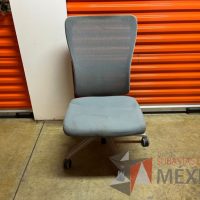 Lote 010 - Silla operativa con ruedas, respaldo en malla y asiento en tela color azul
