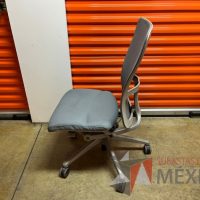 Lote 010 - Silla operativa con ruedas, respaldo en malla y asiento en tela color azul - Imagen 3