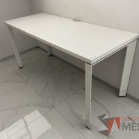 Lote 022 - Mesa de trabajo rectangular