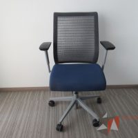 Lote 028 - Silla Think
