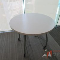 Lote 029 - 2 Mesas de trabajo circulares color blanco con 4 patas metálicas con ruedas - Imagen 2