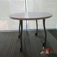 Lote 029 - 2 Mesas de trabajo circulares color blanco con 4 patas metálicas con ruedas - Imagen 3