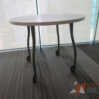 Lote 029 - 2 Mesas de trabajo circulares color blanco con 4 patas metálicas con ruedas - Imagen 4