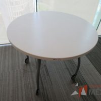 Lote 029 - 2 Mesas de trabajo circulares color blanco con 4 patas metálicas con ruedas - Imagen 5