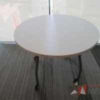 Lote 029 - 2 Mesas de trabajo circulares color blanco con 4 patas metálicas con ruedas - Imagen 6
