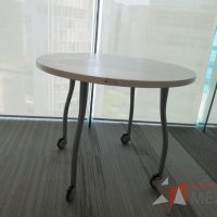 Lote 029 - 2 Mesas de trabajo circulares color blanco con 4 patas metálicas con ruedas - Imagen 7