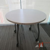 Lote 029 - 2 Mesas de trabajo circulares color blanco con 4 patas metálicas con ruedas