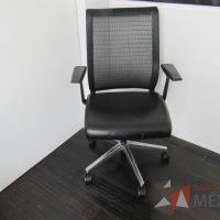 Lote 036 - Silla operativa con ruedas, descansabrazos, asiento tipo piel y respaldo en malla color negro - Imagen 2