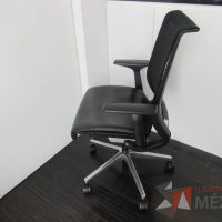 Lote 036 - Silla operativa con ruedas, descansabrazos, asiento tipo piel y respaldo en malla color negro - Imagen 5