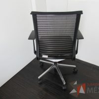 Lote 036 - Silla operativa con ruedas, descansabrazos, asiento tipo piel y respaldo en malla color negro - Imagen 6