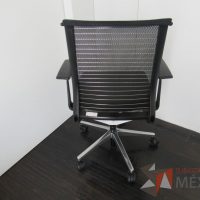 Lote 036 - Silla operativa con ruedas, descansabrazos, asiento tipo piel y respaldo en malla color negro - Imagen 7