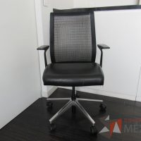 Lote 036 - Silla operativa con ruedas, descansabrazos, asiento tipo piel y respaldo en malla color negro