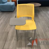 Lote 024 - Silla fija color amarillo con paleta