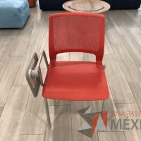 Lote 066 - Silla fija color rojo con paleta