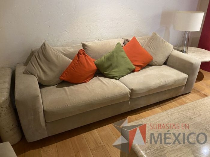 Lote 001 - 1 Sillón de 3 plazas con cojines