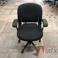 Lote 008 - Silla ejecutiva con ruedas