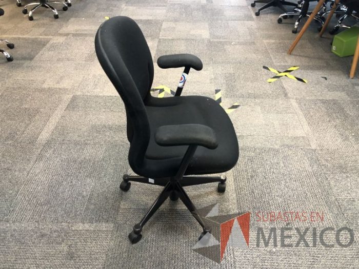 Lote 008 - Silla ejecutiva con ruedas - Imagen 3