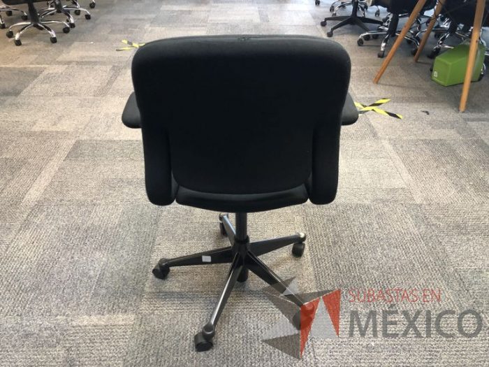 Lote 008 - Silla ejecutiva con ruedas - Imagen 4