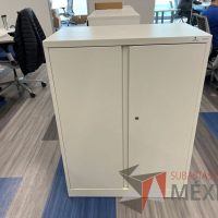 Lote 030 - Gabinete vertical de 2 puertas y 2 entrepaños color blanco