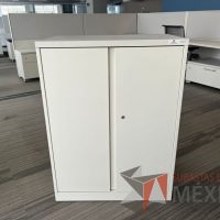 Lote 006 - 2 Gabinetes metálicos con 2 puertas color blanco 
