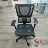 Lote 005 - 2 Sillas operativas con ruedas, descansabrazos, asiento y respaldo en malla - Imagen 7