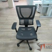 Lote 005 - 2 Sillas operativas con ruedas, descansabrazos, asiento y respaldo en malla - Imagen 9