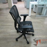 Lote 005 - 2 Sillas operativas con ruedas, descansabrazos, asiento y respaldo en malla - Imagen 10