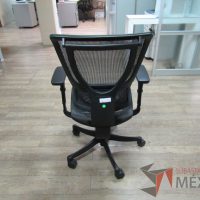 Lote 005 - 2 Sillas operativas con ruedas, descansabrazos, asiento y respaldo en malla - Imagen 5