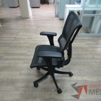 Lote 005 - 2 Sillas operativas con ruedas, descansabrazos, asiento y respaldo en malla - Imagen 4