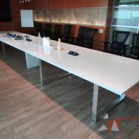 Lote 011 - Mesa de sala de juntas para 20 personas, con accesorios para conexión y con cubierta de vidrio dividida en 4 y 4 bases - Imagen 18