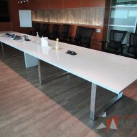 Lote 011 - Mesa de sala de juntas para 20 personas, con accesorios para conexión y con cubierta de vidrio dividida en 4 y 4 bases - Imagen 19