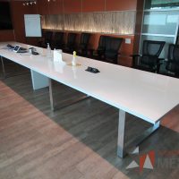 Lote 011 - Mesa de sala de juntas para 20 personas, con accesorios para conexión y con cubierta de vidrio dividida en 4 y 4 bases - Imagen 20