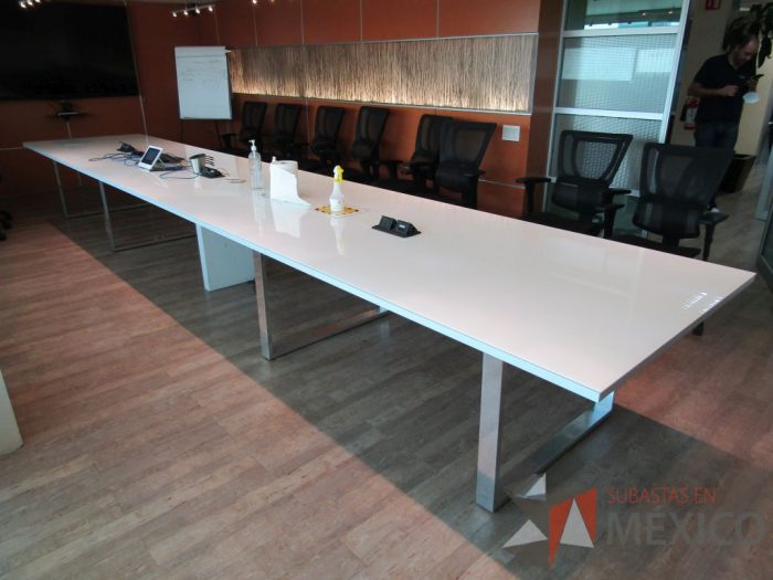 Lote 011 - Mesa de sala de juntas para 20 personas, con accesorios para conexión y con cubierta de vidrio dividida en 4 y 4 bases - Imagen 20