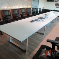 Lote 011 - Mesa de sala de juntas para 20 personas, con accesorios para conexión y con cubierta de vidrio dividida en 4 y 4 bases - Imagen 25