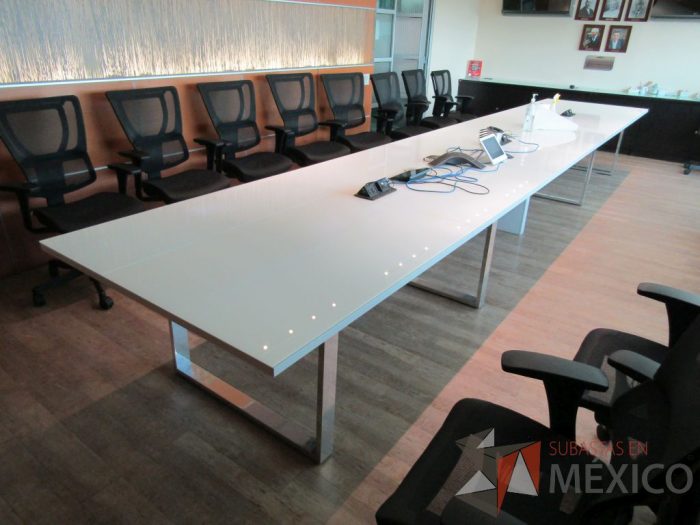 Lote 011 - Mesa de sala de juntas para 20 personas, con accesorios para conexión y con cubierta de vidrio dividida en 4 y 4 bases - Imagen 25