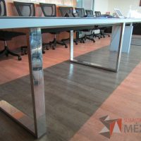 Lote 011 - Mesa de sala de juntas para 20 personas, con accesorios para conexión y con cubierta de vidrio dividida en 4 y 4 bases - Imagen 2
