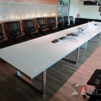 Lote 011 - Mesa de sala de juntas para 20 personas, con accesorios para conexión y con cubierta de vidrio dividida en 4 y 4 bases - Imagen 3