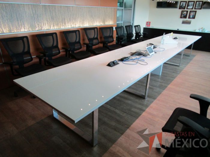 Lote 011 - Mesa de sala de juntas para 20 personas, con accesorios para conexión y con cubierta de vidrio dividida en 4 y 4 bases - Imagen 3