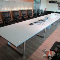 Lote 011 - Mesa de sala de juntas para 20 personas, con accesorios para conexión y con cubierta de vidrio dividida en 4 y 4 bases - Imagen 4
