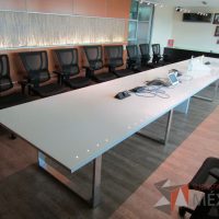 Lote 011 - Mesa de sala de juntas para 20 personas, con accesorios para conexión y con cubierta de vidrio dividida en 4 y 4 bases - Imagen 5