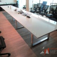 Lote 011 - Mesa de sala de juntas para 20 personas, con accesorios para conexión y con cubierta de vidrio dividida en 4 y 4 bases - Imagen 6