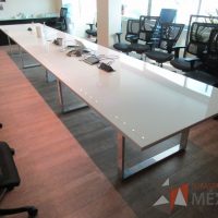 Lote 011 - Mesa de sala de juntas para 20 personas, con accesorios para conexión y con cubierta de vidrio dividida en 4 y 4 bases - Imagen 7