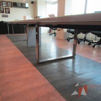 Lote 011 - Mesa de sala de juntas para 20 personas, con accesorios para conexión y con cubierta de vidrio dividida en 4 y 4 bases - Imagen 24