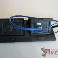 Lote 011 - Mesa de sala de juntas para 20 personas, con accesorios para conexión y con cubierta de vidrio dividida en 4 y 4 bases - Imagen 8